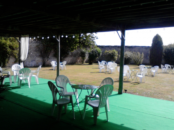 Espace cocktail dans les jardins - Auberge de la Luzerne en Normandie